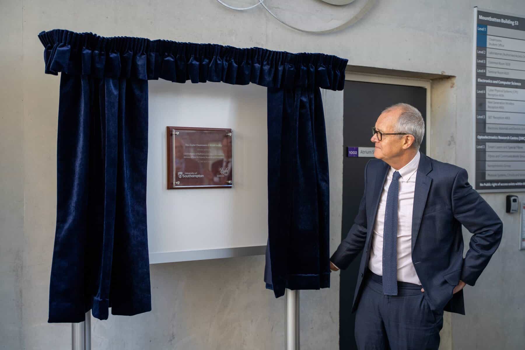 Science Minister Opens New E-beam Lithography Facility at CORNERSTONE, Enhancing UK Silicon Photonics Capabilities